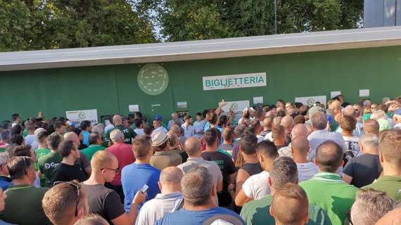 Avellino, lunghe file al botteghino e tanti tifosi senza biglietto: è polemica sui social