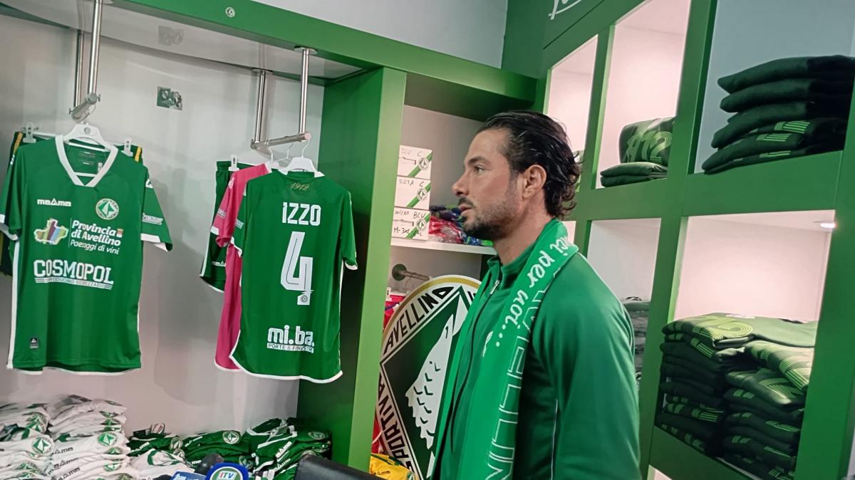 VIDEO - Avellino, si presenta Izzo: "La mia è stata una scelta di cuore. Infortunio? Stop di almeno 30-40 giorni. Sono tornato per coronare un sogno"