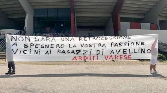 Scandone, striscione di solidarietà dagli Arditi Varese