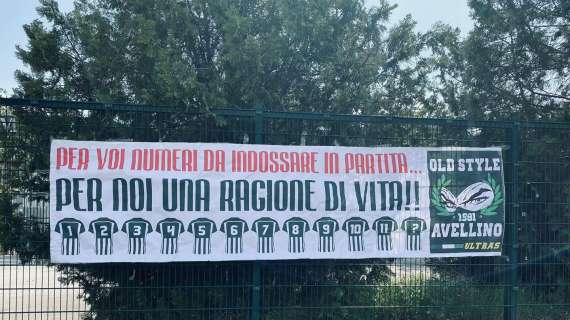 Lo striscione degli Old Style: "Per voi numeri da indossare, per noi una ragione di vita"