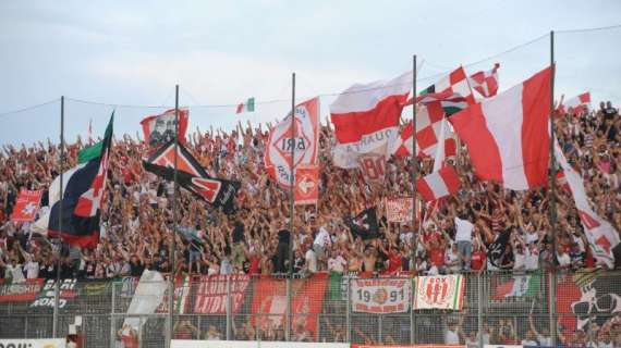 Bari, tifosi in piazza: "Verremo ad Avellino anche senza biglietti"