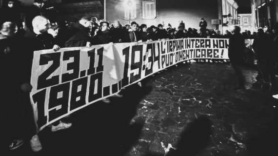 La Curva Sud ricorda il terremoto: "23 novembre 1980. Ore 19.34, l'Irpinia intera non può dimenticare"