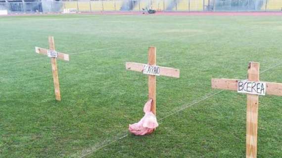 Livorno, contestazione macabra: spuntano croci e teste di maiale allo stadio