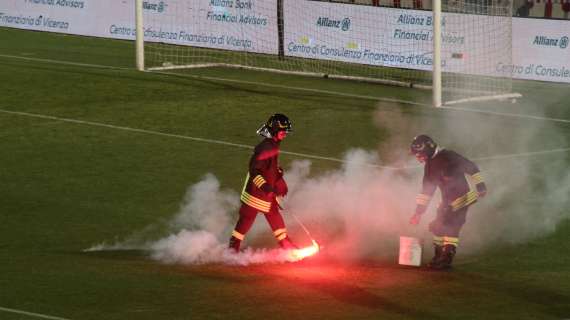 Invade il campo, rifila due pugni ad un tifoso del Vicenza e cerca di impossessarsi di uno striscione. Arrestato capo ultras irpino