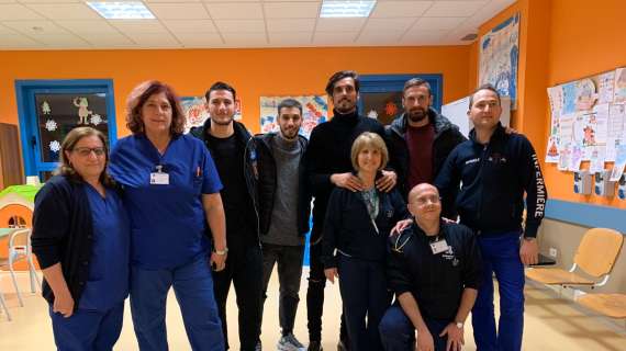Avellino, calciatori in visita al reparto di pediatria dell'ospedale Moscati