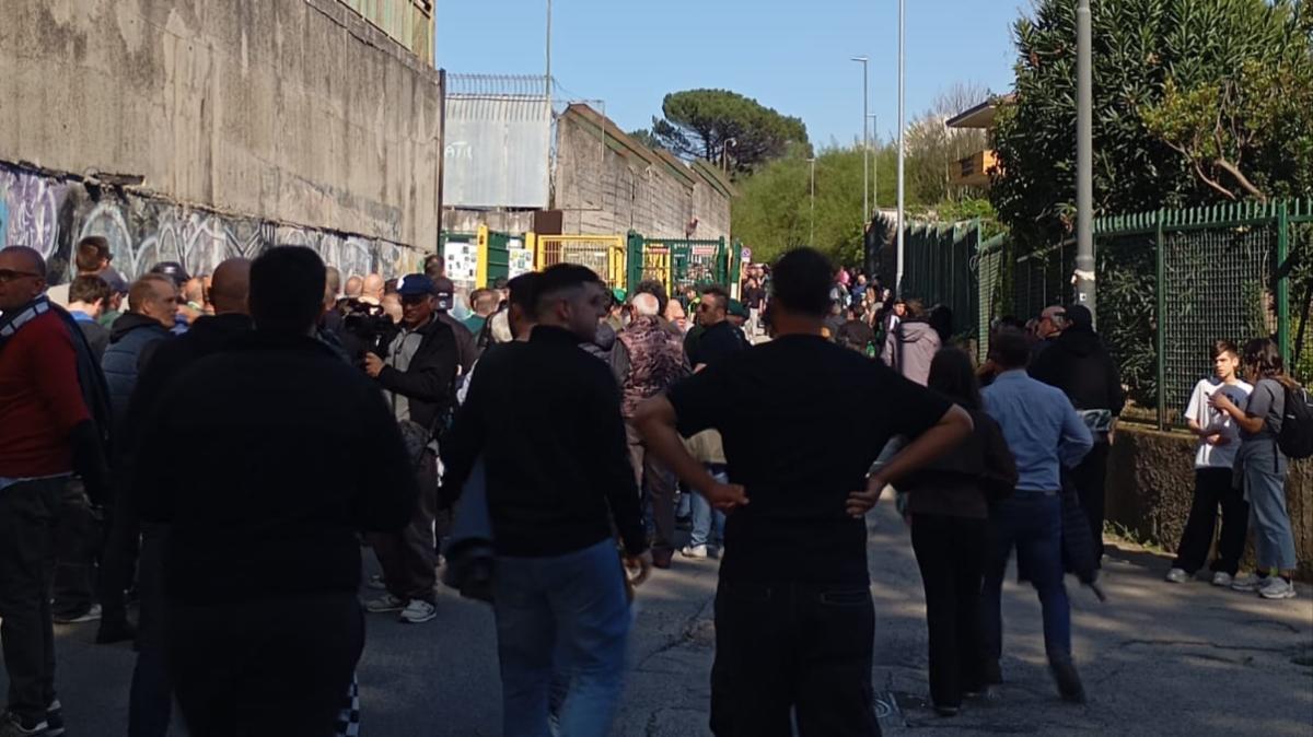Disservizi ai tornelli, migliaia di tifosi in coda prima di Avellino-Catanzaro. Minuti di tensione, ora la situazione è sbloccata