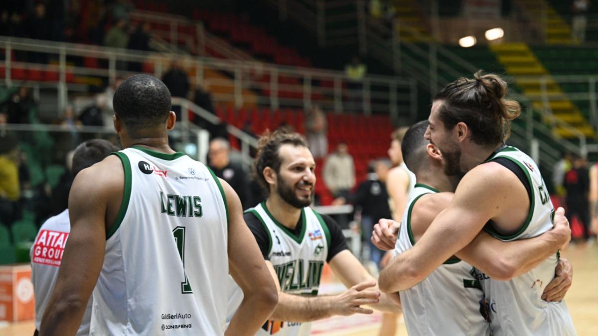 Di Carlo, esordio vincente: l'Unicusano Avellino Basket batte Rimini