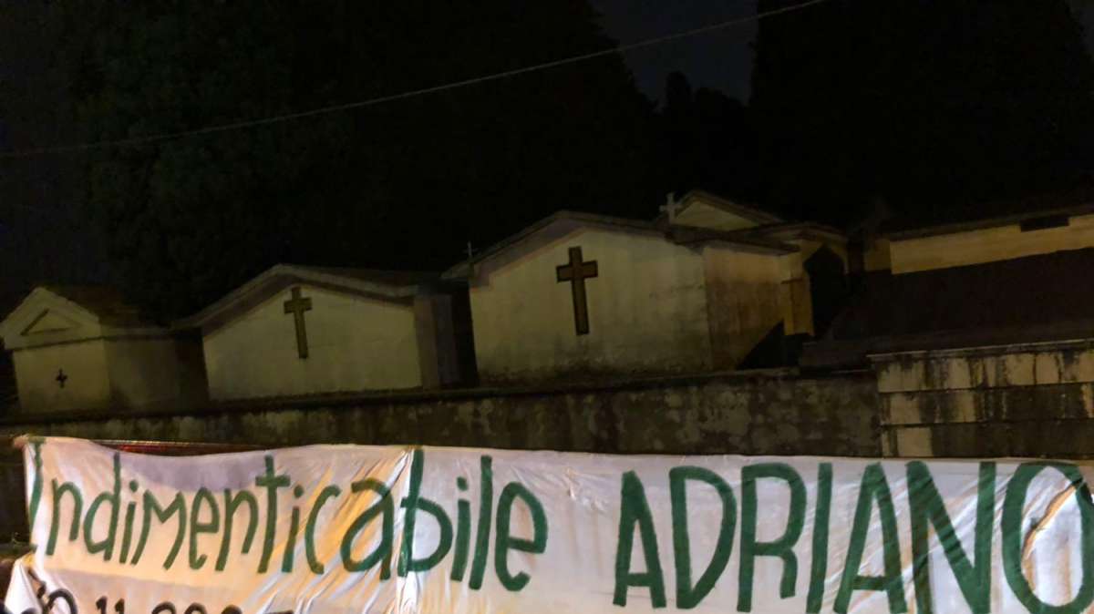 FOTO - Striscione a Mercogliano per Adriano Lombardi