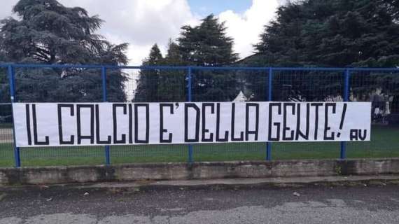 Avellino, striscione dei tifosi a Meda: "Il calcio è della gente"