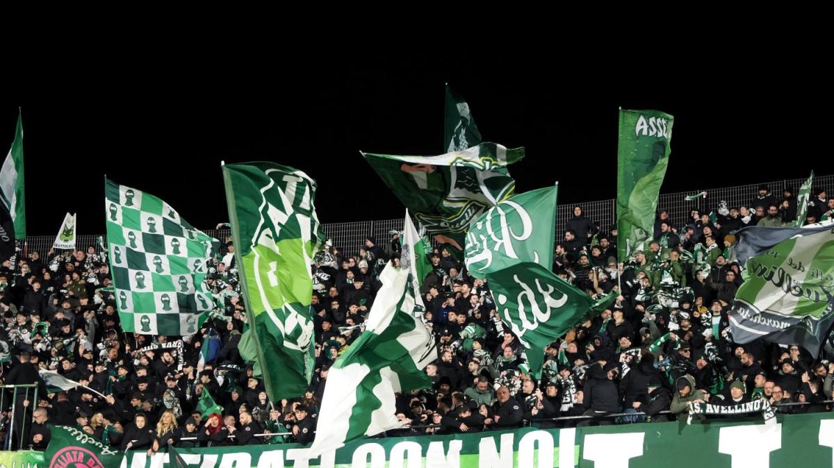 Caos al termine di Avellino-Palermo: tifosi biancoverdi lanciano bottigliette contro la Polizia