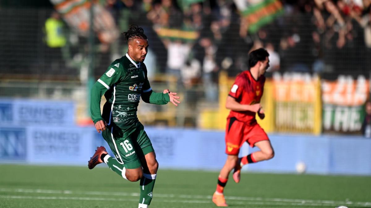 Ballottaggio - Besaggio insidia Kumi a centrocampo 