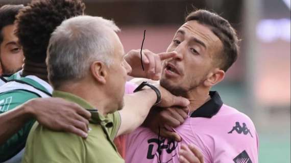 Da Palermo: "Braglia mette le mani al collo di Accardi". Ma la foto direbbe altro: il tecnico stava allontanando un suo calciatore