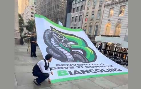 Biancolino festeggiato a New York, striscione per la promozione: "Benvenuto lì dove ti compete"
