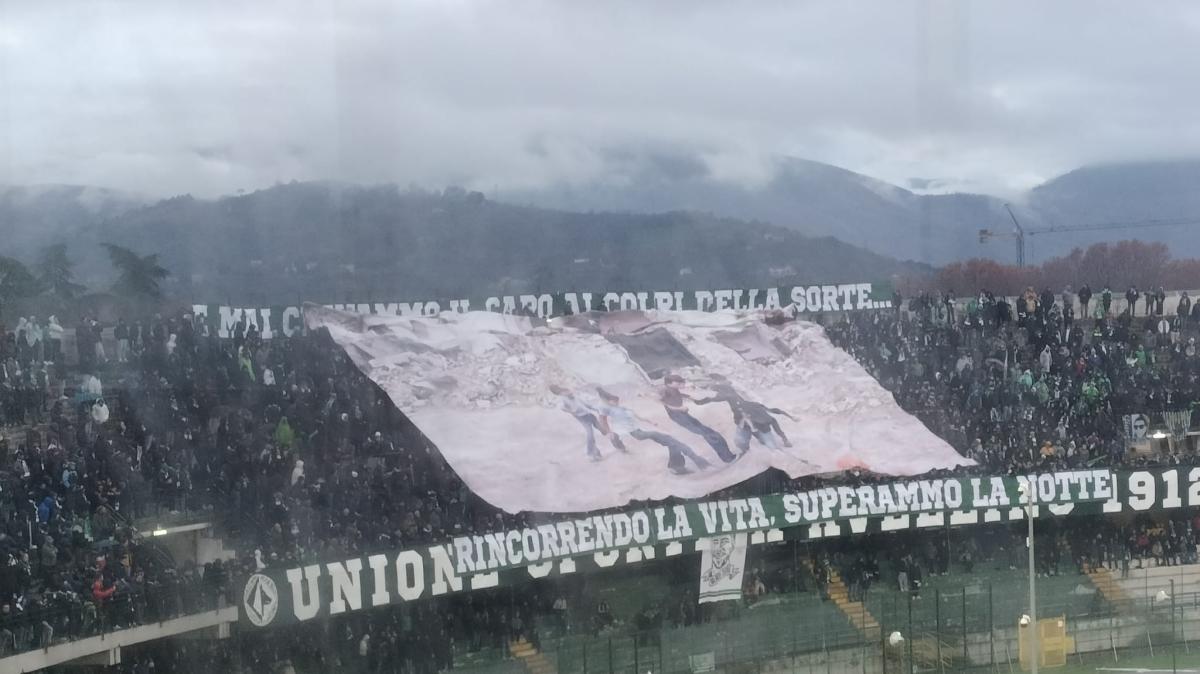 Lo striscione della Sud in ricordo del terremoto: "E mai chinammo il capo ai colpi della sorte"