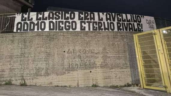 La Curva Sud omaggia Maradona: "El clasico era l'Avellino. Add10 Diego eterno rivale"