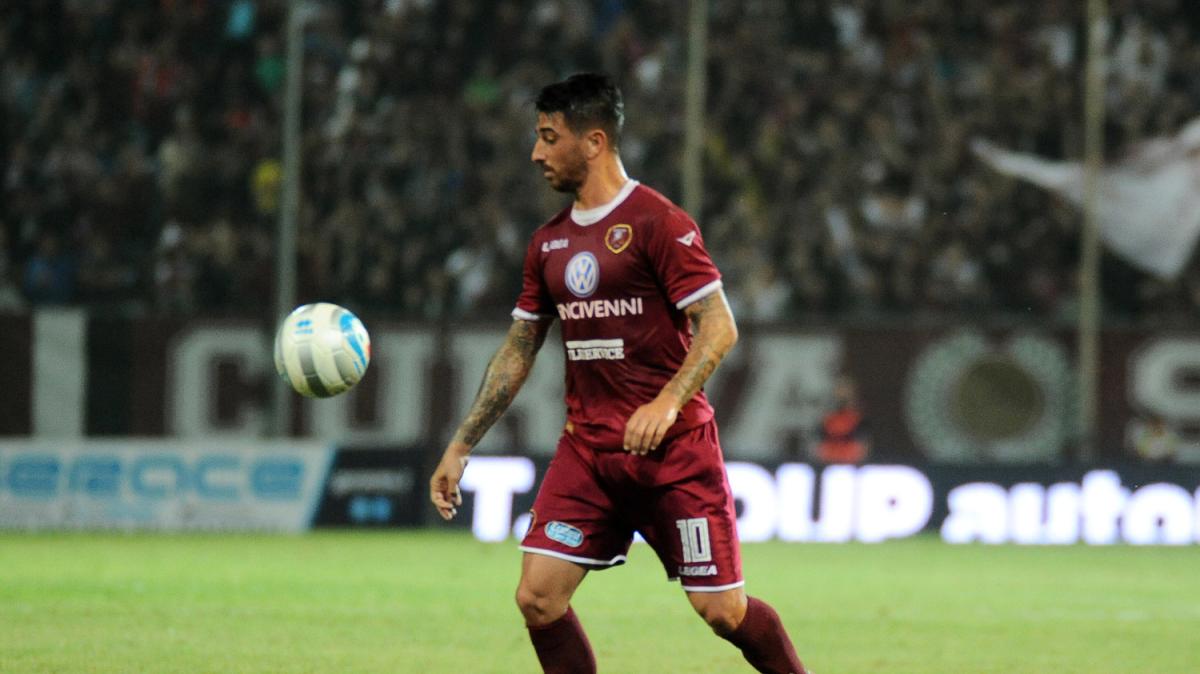 Bellomo accusato di aver colpito un tifoso del Bari. Il calciatore: "Io sono stato minacciato e quasi aggredito"