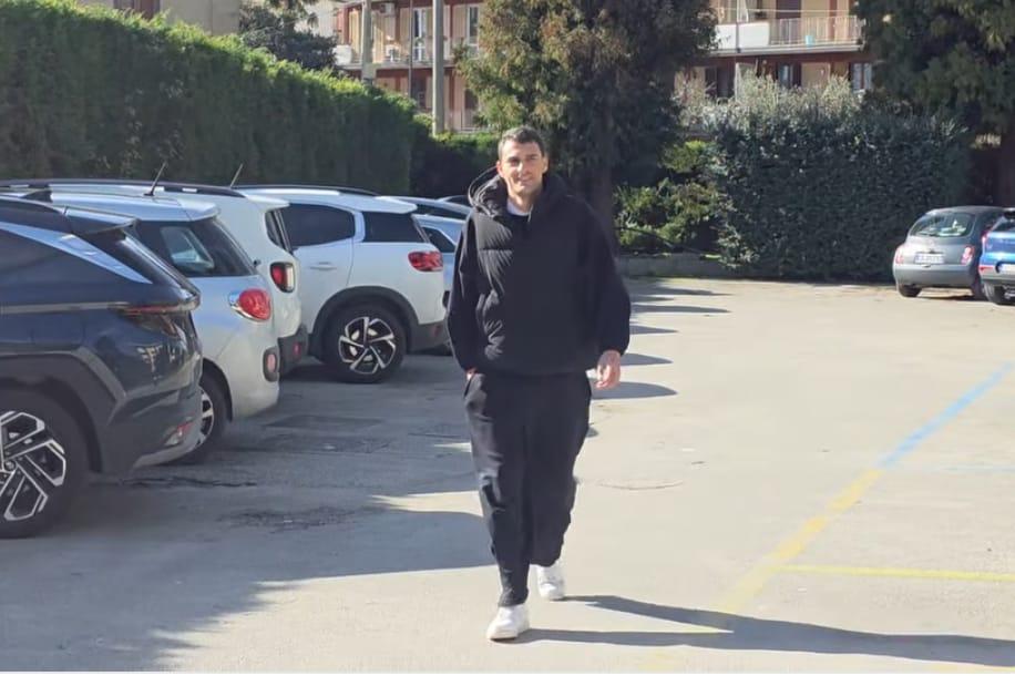 Sgarbi a Villa Esther per le visite mediche: "Non vedo l'ora di giocare"