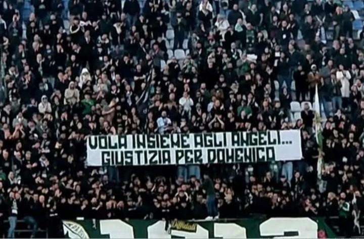 Avellino, lo striscione della Curva Sud per il piccolo Domenico: "Vola insieme agli angeli. Giustizia per Domenico"