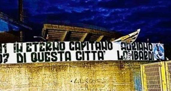 La Curva Sud ricorda Adriano Lombardi: "In eterno capitano di questa città"