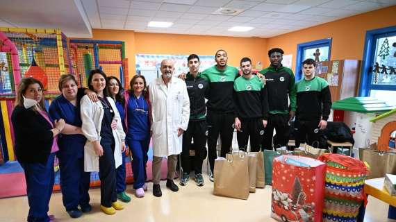 Una delegazione dell'Avellino Basket in visita al reparto di pediatria del San Giuseppe Moscati 