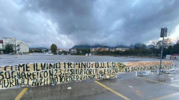 Al Partenio uno striscione per il presidente D'Agostino: "E' come il vino irpino, docg..." 