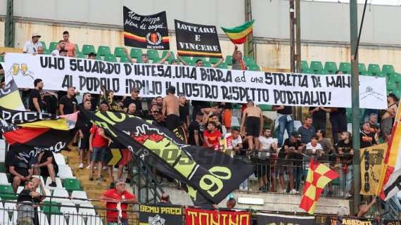 Lo striscione dei tifosi del Messina: "Al popolo irpino portiamo rispetto"