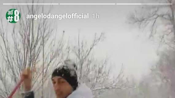La neve sorprede i calciatori e Migliorini "aiuta" D'Angelo