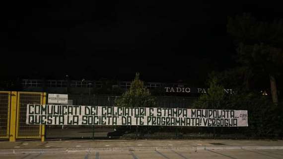Lo striscione della Sud: "Comunicato dei calciatori e stampa manipolata, questa la società da te programmata"