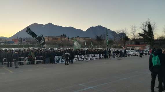 La protesta della Sud fuori lo stadio: l'Avellino siamo noi! 