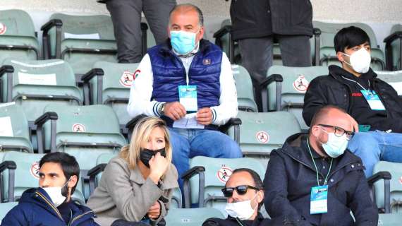 Gente allo stadio per Avellino-Bari: il caso a Striscia la Notizia. L'opinione pubblica si divide