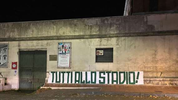 Striscioni di incitamento in città: "Tutti allo stadio!"