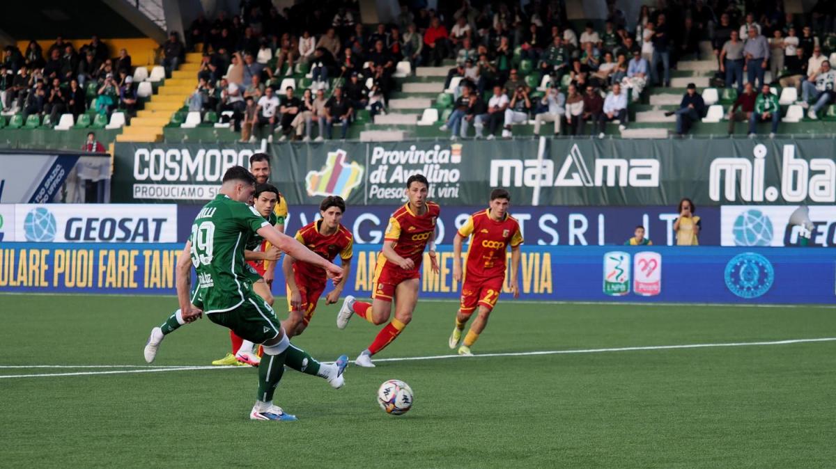 FISCHIO FINALE - L'Avellino espugna Mantova 2-0 e blinda la salvezza. Prima gioia per Favilli. Playoff a un punto