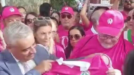 VIDEO - Avellino al fianco della Camminata Rosa. Donata una maglia speciale al dott. Iannace