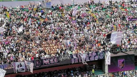 Palermo, i tifosi protestano sotto il palazzo della Corte Federale 