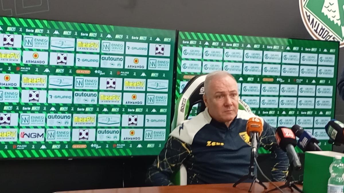 Frosionone, Alvini: "Reazione da grande squadra dopo il ko con il Venezia. Avellino? Bella squadra, ma quando noi giochiamo così non ce n'è per nessuno"