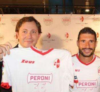 Presentata la nuova maglia del Bari con sponsor Peroni 3.5 (Foto)