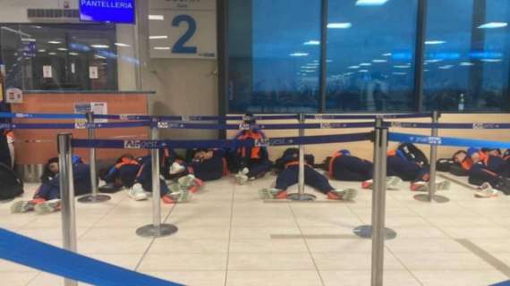 Juventus NG, disagi dopo la trasferta a Trapani: calciatori e staff costretti a dormire per terra in aeroporto