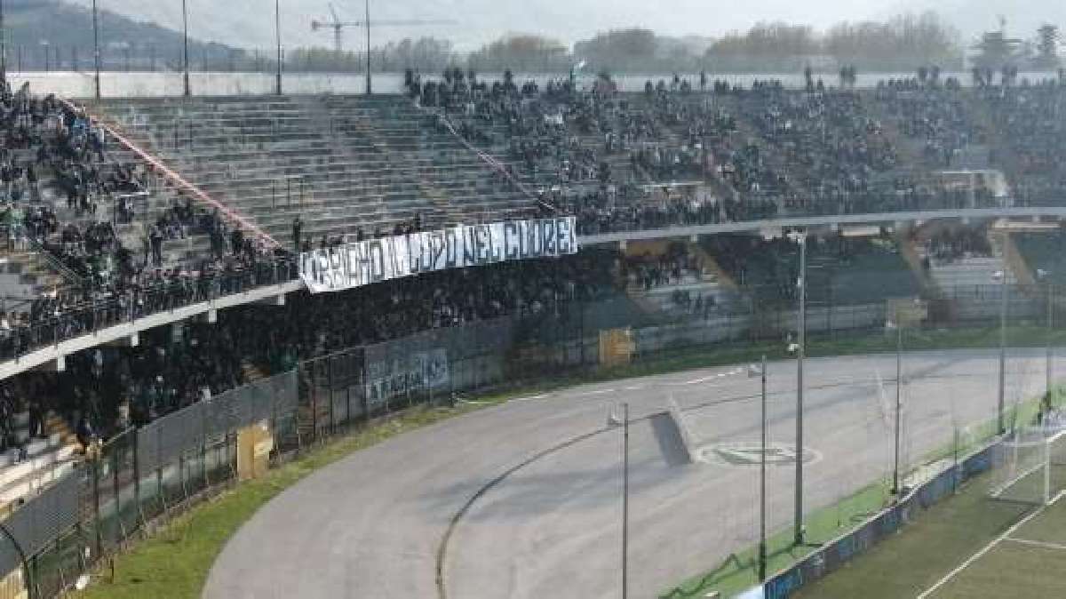 Avellino, la Curva Sud contesta la squadra. Striscione: Abbiamo un lupo  nel cuore. Applausi per l'ex Forte