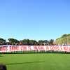 Tutti vicini a Verreth. Il Bari e lo striscione oggi alla ripresa degli allenamenti: "Siamo con te. In campo e nella vita"