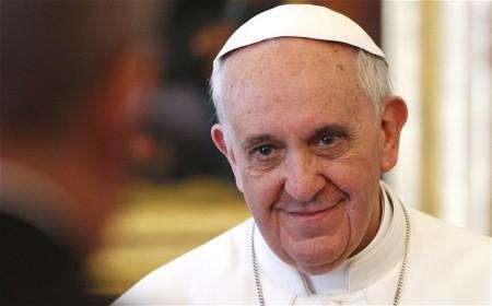 A Papa Francesco la sciarpa del Bari. VIDEO