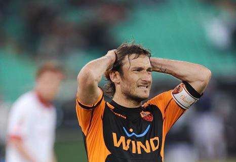 Totti graziato per l'insulto all'arbitro Russo. VIDEO