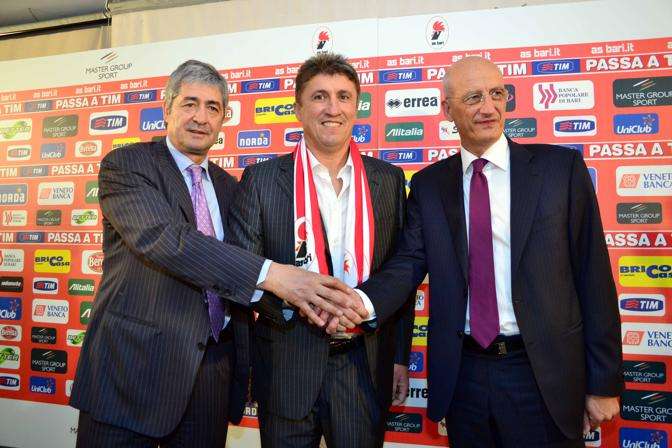 Vincenzo Torrente il giorno della sua presentazione allo stadio San Nicola lo scorso 17 giugno