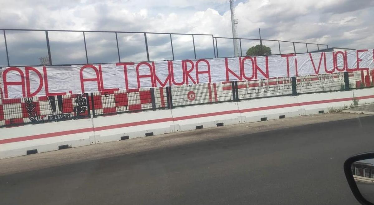 Striscione al 'D'Angelo'