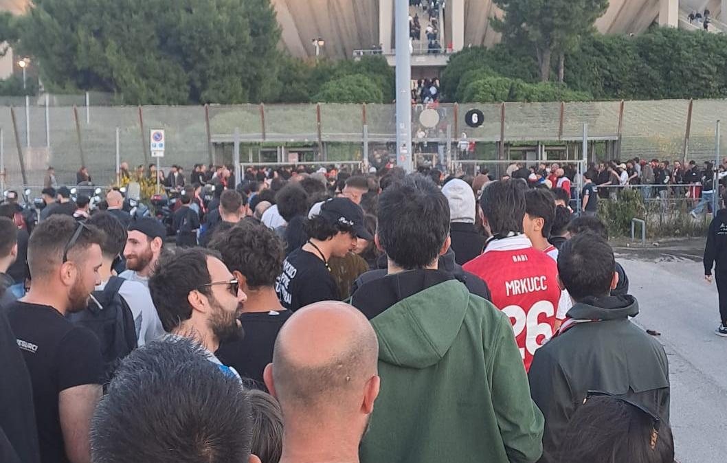 Caos San Nicola: l'incubo dei 30.000 tra code chilometriche, tanti disagi e... furti d'auto