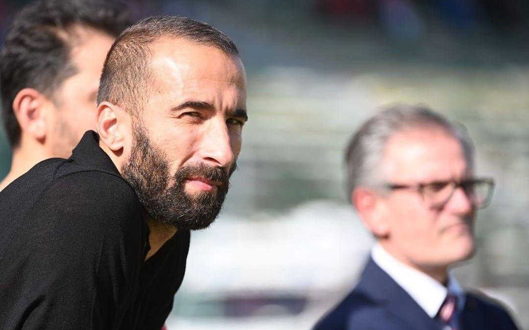 Bari, parla solo Di Cesare. Da calciatore a dirigente la faccia la mette sempre lui