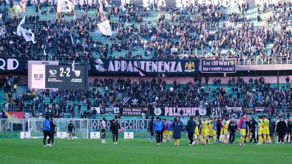 Serie B, tre pareggi nel pomeriggio, vince il Palermo. Bari fuori dalla zona playoff. Risultati e classifica