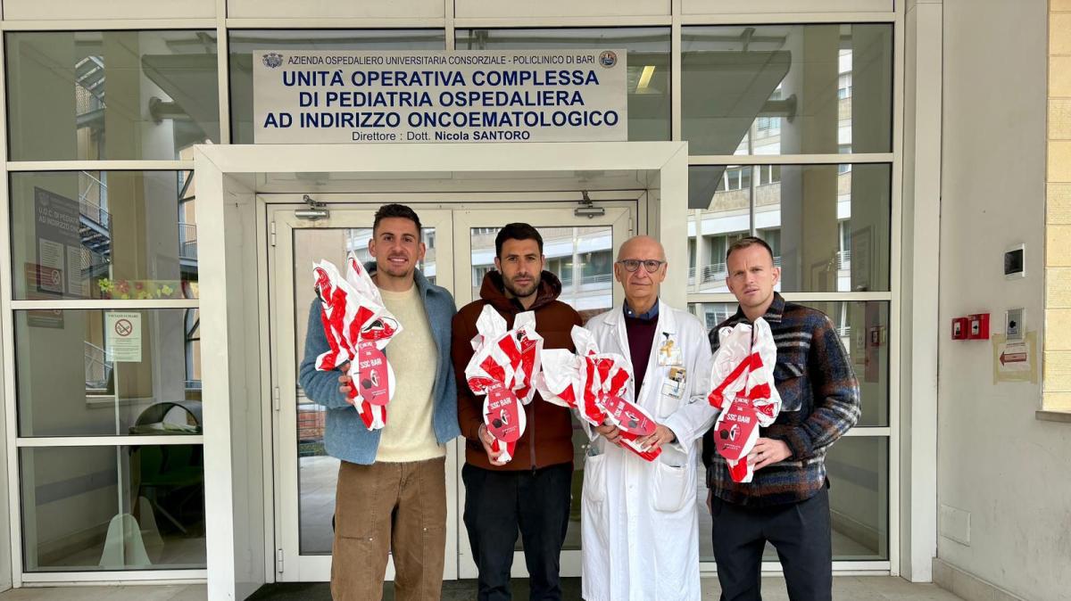 FOTO - Pucino, Dickmann e Pissardo al Policlinico: doni, foto e autografi con i piccoli degenti