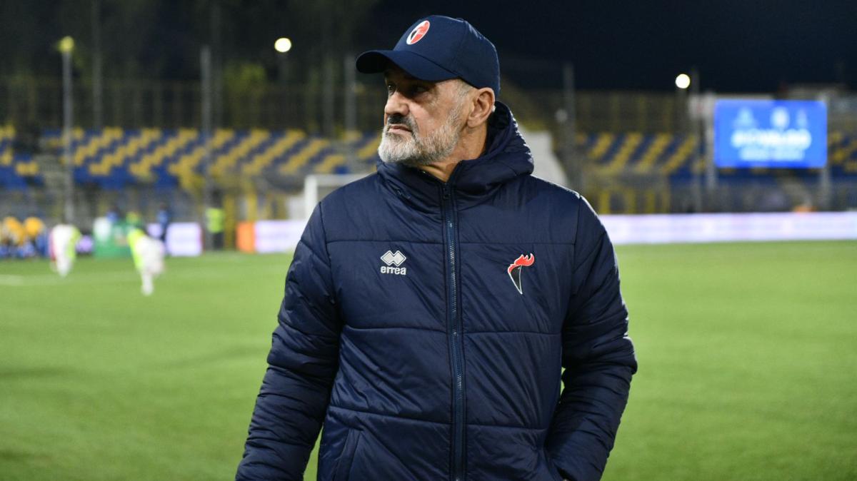 Vivarini: "Fare punti a Castellammare non è facile, ho chiesto io di essere compatti. Pescara? Non sempre c'è professionalità"