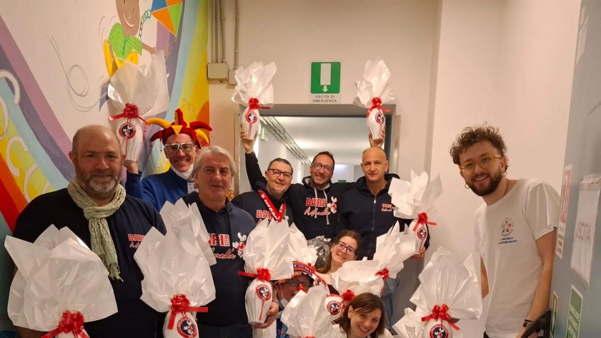 FOTO - Uova e sorrisi: il gruppo 'Bari nelle Marche' all'Ospedale Salesi di Ancona per i regali pasquali