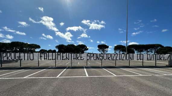 FOTO - "Progetto fallimentare sponsorizzazioni da evitare". Lo striscione dei tifosi